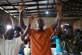 Cristãos em momento de adoração no Oeste da África. (Foto: John Moore/Getty Images)