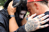 Todd White durante oração por satanista. (Foto: Reprodução/Facebook)