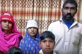 Forçadas a trabalhar, famílias cristãs são acorrentadas para impedir fuga. (Foto: Reprodução/Claas)