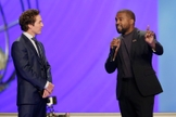 Kanye West ao lado do pastor Joel Osteen (à esquerda), durante um culto na Igreja Lakewood. (Foto: AP/Michael Wyke)