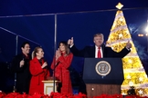 Donald Trump e Melania participam de cerimônia de iluminação da Árvore de Natal Nacional. (Foto: Jonathan Ernst/Reuters)