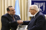 Presidente eleito da Guatemala, Alejandro Giammattei e o presidente israelense Reuven Rivlin. (Foto: Alejandro Giammattei)