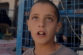 Menino filho de jihadista do Estado Islâmico ameaça repórter de TV inglesa. (Foto: Reprodução/Sky News)