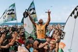 Ítalo Ferreira após vencer o campeonato mundial de surfe. (Foto: Divulgação/WSL)