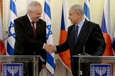 O primeiro-ministro Benjamin Netanyahu aperta as mãos do presidente tcheco Milos Zeman no gabinete do primeiro-ministro em Jerusalém. (Foto: Kobi Gideon / GPO / Flash90)