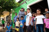 Jesús, ex-presidiário, serve com sua família em um centro de café da manhã em Mazatlan, no México. (Foto: Samaritan's Purse)
