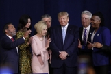Líderes evangélicos oram pelo presidente Donald Trump na Igreja El Rey Jesús, em Miami. (Foto: AP/Lynne Sladky)