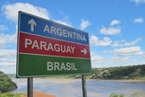 Placa indicativa dos países da Tríplice Fronteira. (Foto: Reprodução/Pinterest)