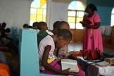 Crianças africanas leem a Bíblia. (Foto: Reprodução/Childcare Worldwide)