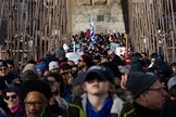 : Marcha sobre a ponte do Brooklyn no domingo, 5 de janeiro, protesta contra ataques antissemitas em NY. (Foto: Reprodução/Eduardo Munoz Alvarez)