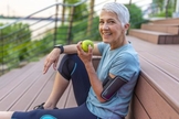 Fazer exercícios e ter uma dieta equilibrada reduz o risco de aparecimento de doenças cardiovasculares, câncer e diabetes. (Foto: Getty Images/BBC)