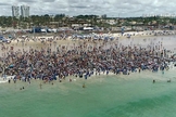Igreja leva milhares de pessoas para serem batizadas na praia de Jaguaribe, em Salvador. (Foto: Reprodução/G1)