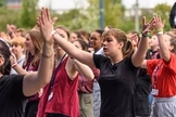 Evangélicos durante culto, na França. (Foto: Reprodução/Noticia Cristiana)