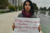 A ativista cristã Mary Fatemeh Mohammadi com placa contra perseguição aos cristãos. (Foto: Reprodução/Twitter)