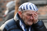 Sobrevivente chora no campo de concentração de Auschwitz, na Polônia, nesta segunda-feira (27), durante cerimônia que lembra os 75 anos da libertação. (Foto: Jakub Porzycki/Agência Gazeta via Reuters)
