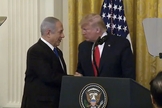 Trump durante anúncio do plano de paz, ao lado de Benjamin Netanyahu. (Foto: Reprodução/ Daily Mail)