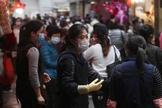 Pessoas usam máscaras protetoras em mercado em Hong Kong. (Foto: AP)