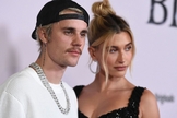 Justin Bieber ao lado da esposa, Hailey Bieber. (Foto: Jordan Strauss/Invision/AP/Shutterstock)