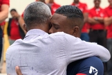 Weldes entrou na água após o filho ser batizado e o abraçou emocionado. (Foto: Luciano Salviano)