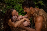 Os atores Carlo Porto e Juliana Boller, que vivem, respectivamente, Adão e Eva, seguram o primeiro filho, Caim. (Foto: Reprodução/Instagram)