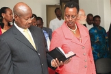 Presidente Yoweri Museveni e sua esposa Janet durante as orações. (Foto: Reprodução/Eagle)