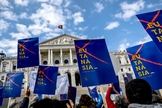 Manifestantes contra a descriminalização da eutanásia em frente ao parlamento português na quinta-feira (20). (Foto: Patricia de Melo Moreira / AFP – Getty)