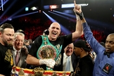 Tyson Fury agradece a Deus pela vitória. (Foto: Reprodução/Getty)