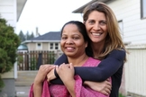 Asia Bibi (à esquerda) com a jornalista francesa Anne-Isabelle Tollet. (Foto: Reprodução/Twitter)