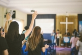 Pessoas reunidas em culto. (Foto: Reprodução/Relevant)