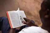 Homem passa a ser cristão e lê a Bíblia. (Foto: Reprodução/Rodney Ballard)