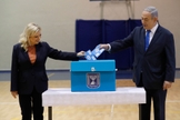 Benjamin Netanyahu, e sua esposa, Sara, votaram nas eleições legislativas de Israel nesta segunda-feira (2). (Foto: Atef Safadi/AP)