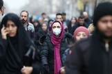 População de Teerã usa máscara como prevenção contra coronavírus. (Foto: Nazanin Tabatabaee/Reuters)