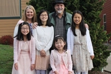 Os aposentados Randy e Linda Kramer adotaram 4 meninas da China com deficiência. (Foto: AG News)