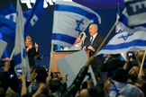 Benjamin Netanyahu, ao lado de sua mulher, Sara, durante discurso da vitória para seus aliados. (Foto: Gil Cohen-Magen / AFP)  