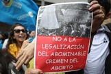 Um ativista antiaborto segura uma placa que diz em espanhol "Não à legalização do crime abominável do aborto", durante um protesto em frente ao tribunal constitucional da Colômbia em Bogotá, em 2 de março. (Foto: Fernando Vergara / AP)