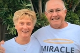 Alistair Blake – ao lado de sua esposa Melinda – surpreendeu os médicos ao voltar à vida depois que seu coração parou por 90 minutos. (Foto: Reprodução/7NEWS /Facebook)