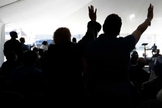 Fiéis durante um culto em uma barraca na Igreja Batista Missionária Mount Bethel, em Nashville, no Tennessee. (Foto: AP/Mark Humphrey)