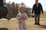 Caitlin Bowman brinca com sua filha, Bailee, que sobreviveu a um acidente com árvore nos EUA. (Foto: Reprodução/WGHP)