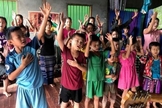 Crianças louvam a Deus em escola de Mianmar. (Foto: Reprodução/Christian Aid)