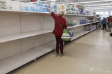 Por causa do pânico, alguns supermercados no Reino Unido ficaram com prateleiras vazias. (Foto: AFP)