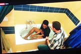 Akille sendo batizado na banheira de sua casa pelo pastor Reid Karr. (Foto: Reprodução/IMB)