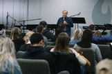 Mike Bickle ministrando em culto na sala de oração da Ihop. (Foto: Reprodução/Ihop)