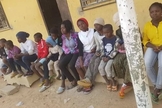 Grupo de crianças internadas em orfanato nigeriano. (Foto: Reprodução/Premier)