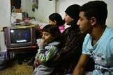 Família iraniana assiste programação cristã enquanto prossegue em quarentena por causa do coronavírus. (Foto: Reprodução/UGCN)