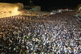 Multidão ora no Muro das Lamentações, em Jerusalém. (Foto: Western Wall Heritage Foundation)
