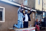 O pastor Stephen Waiswa, do Ministério de Evangelismo Bíblico (Kawempe), leva um imã devoto a Cristo no distrito de Iganga em 10 de março de 2020. (Foto: Reprodução/UGCN)