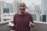 Francis Chan grava mensagem de encorajamento aos cristãos. (Foto: Reprodução/YouTube/Crazy Love)