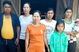 Y Ngun Knul com sua esposa e filhos, após ser libertado de uma provação de 16 anos de prisão. (Foto: Reprodução/Radio Free Asia)