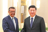 Presidente Xi Jinping aperta as mãos de Tedros Adhanom, diretor-geral da OMS, em Pequim. (Foto: Feng Yongbin/China Daily)