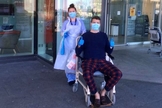 O pastor Mark McClurg ao sair do hospital. (Foto: Reprodução/Twitter)